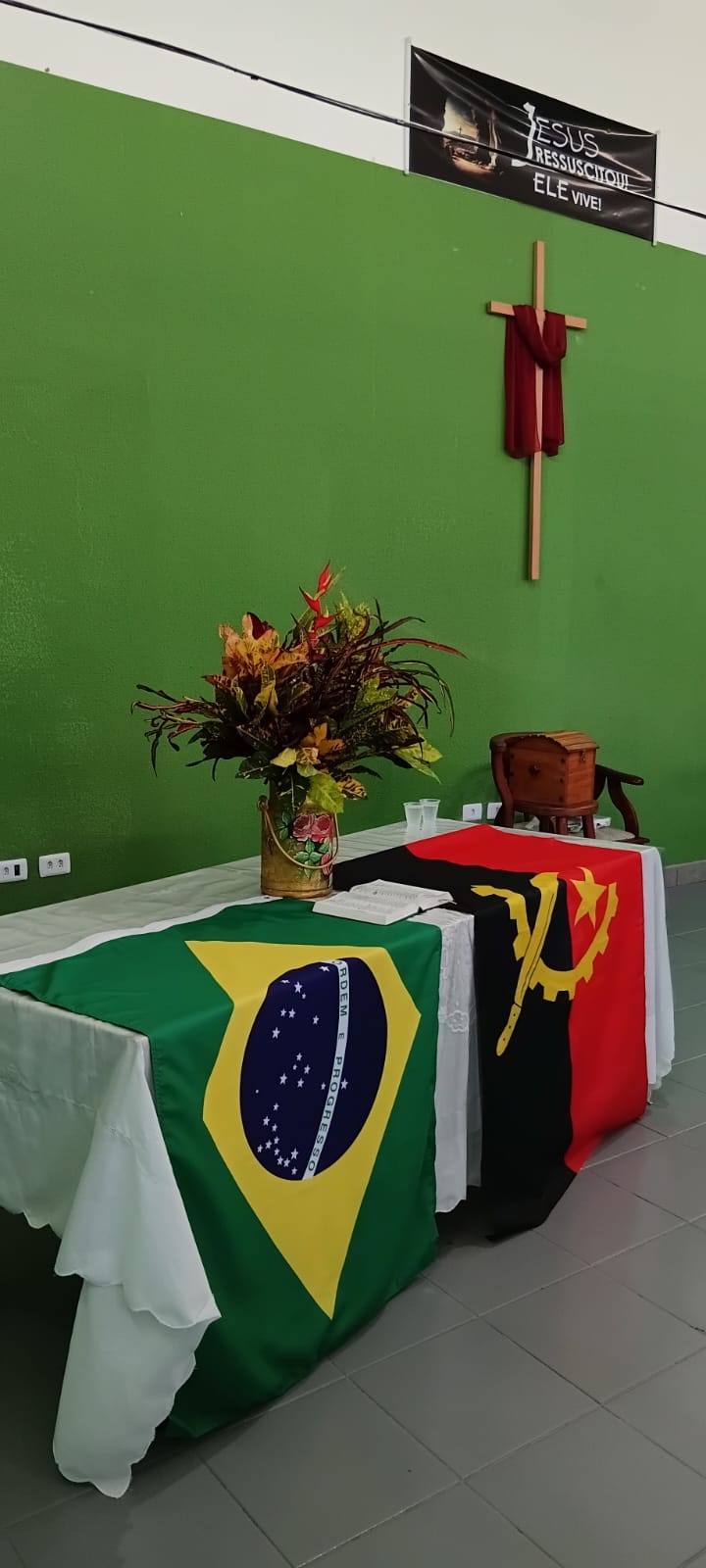 Altar com as bandeiras de Brasil e Angola