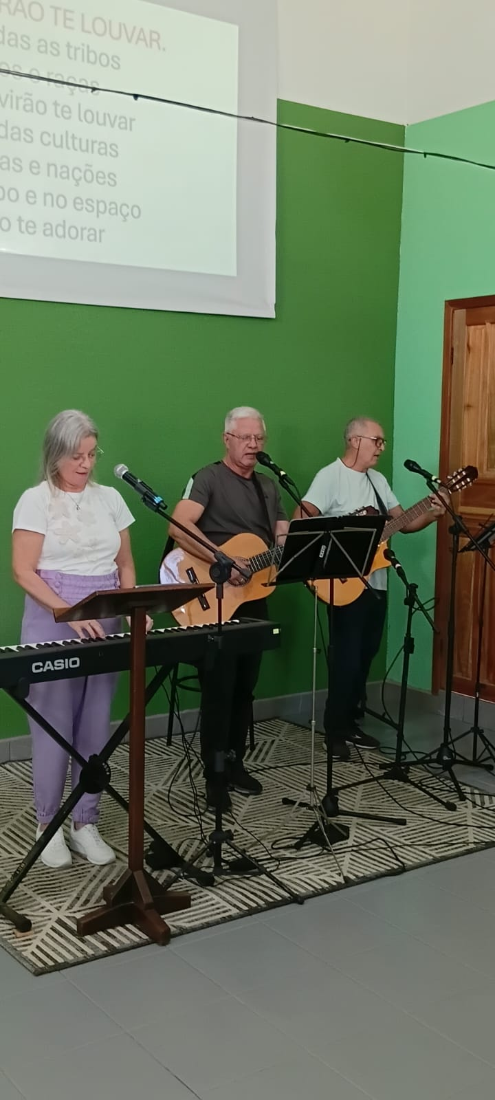 Ministério de louvor no encontro missionário