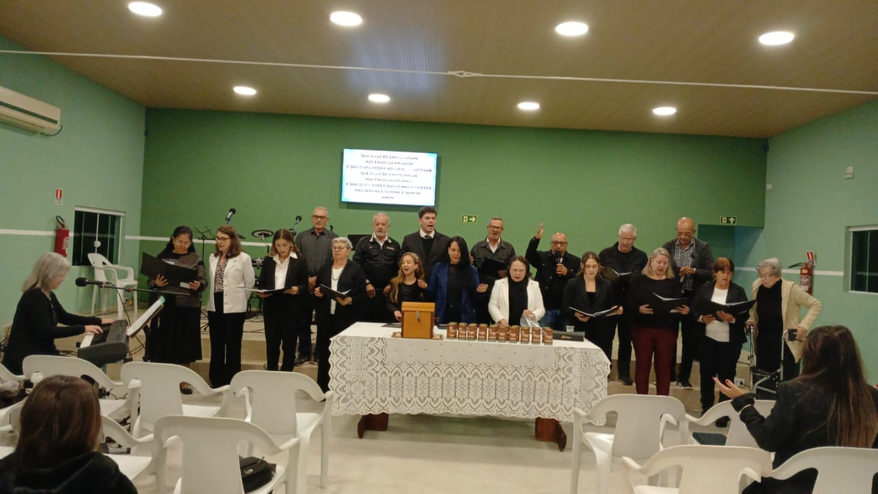 Coral da IPB Guaratuba durante apresentação no culto