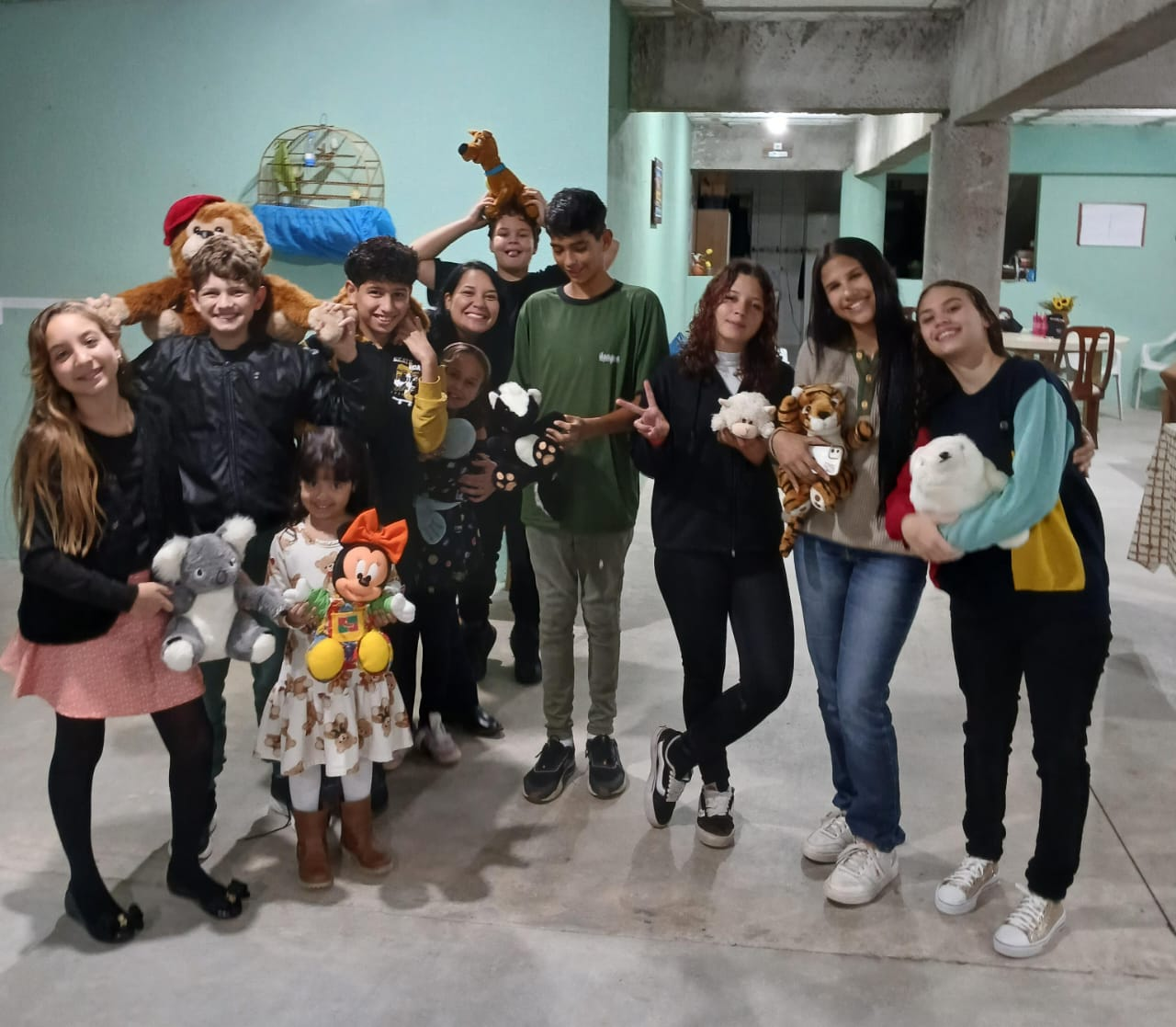 Crianças e adolescentes da IPB Guaratuba em momento de louvor e comunhão — registro 1