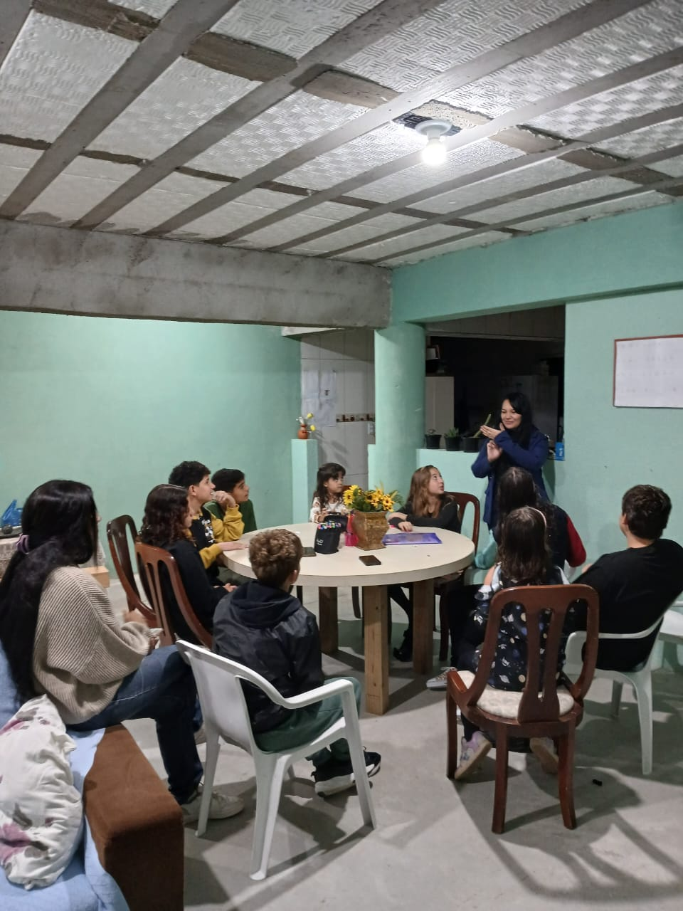 Crianças e adolescentes da IPB Guaratuba em momento de louvor e comunhão — registro 2