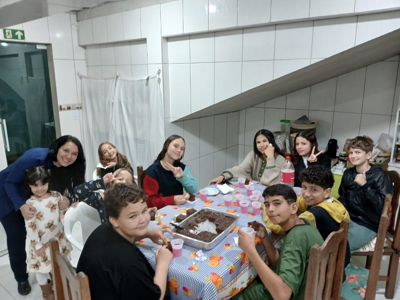 Crianças e adolescentes da IPB Guaratuba em momento de louvor e comunhão — registro 3