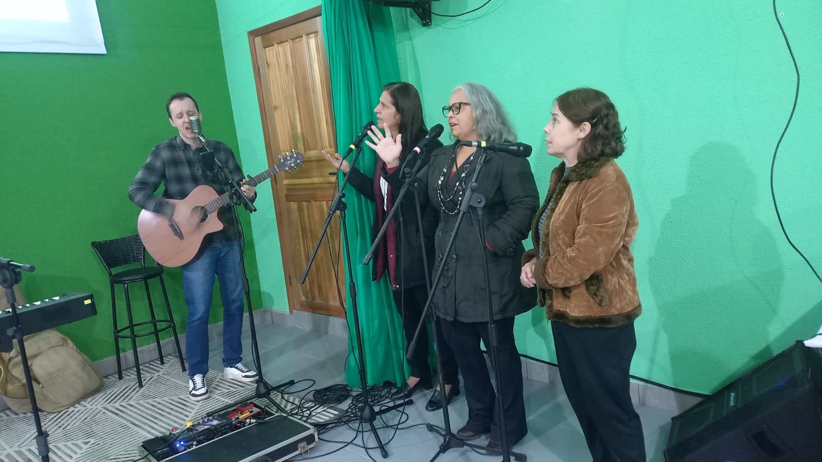Canto de louvores ao Senhor com Ludheiner, Sílvia, Lucélia e Elione na IPB Itapoá