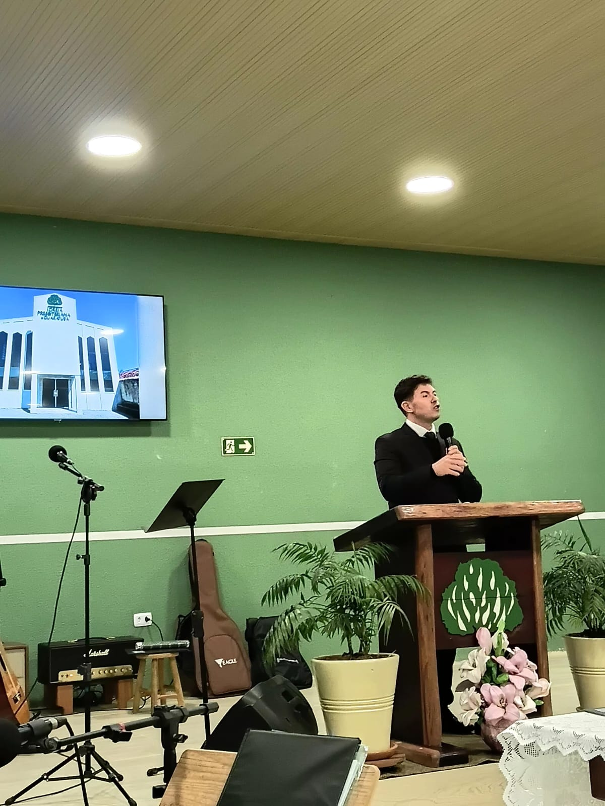 Rev. Maurício Frizzas Pinto ministrando a Palavra