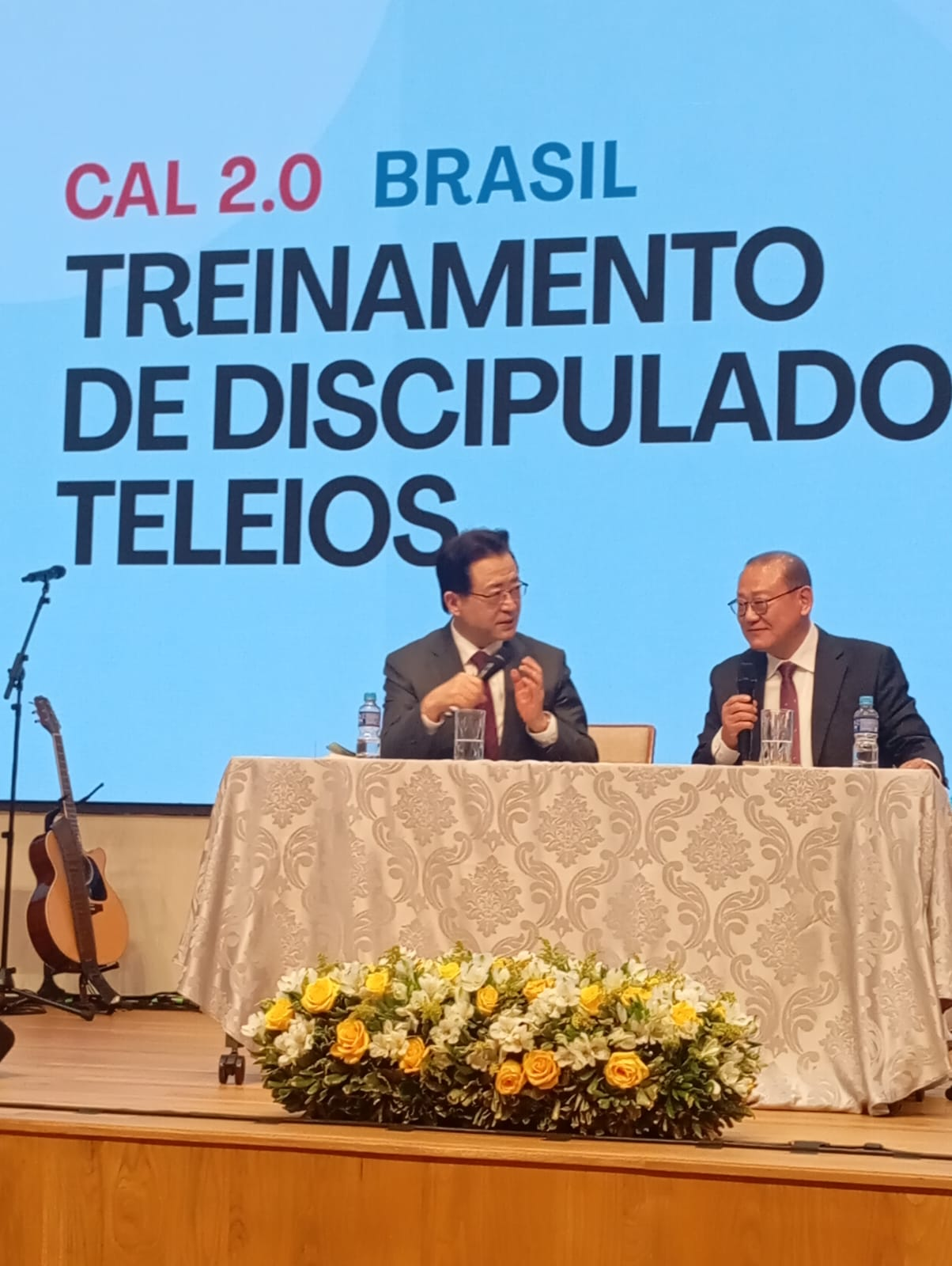 Pastores coreanos ministrando ensino durante o treinamento Teleios