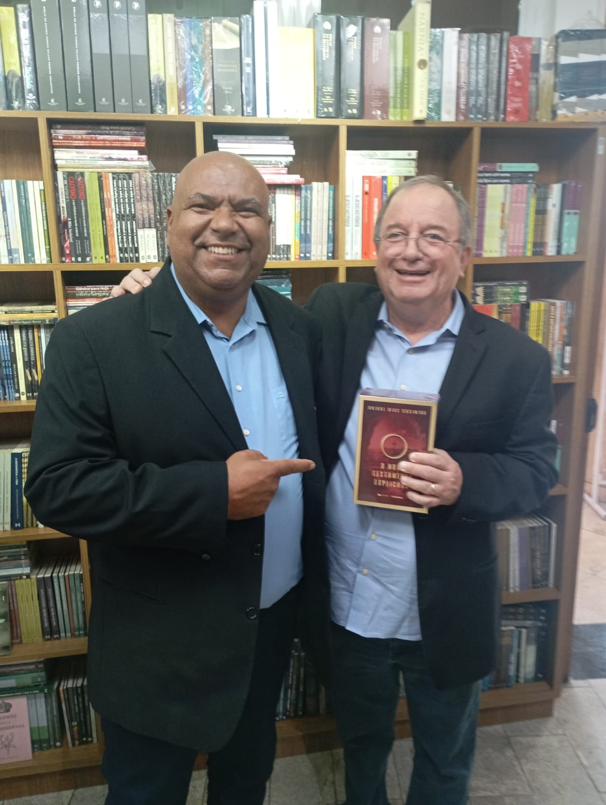 Momento de comunhão com irmão presenteando o Novo Testamento
